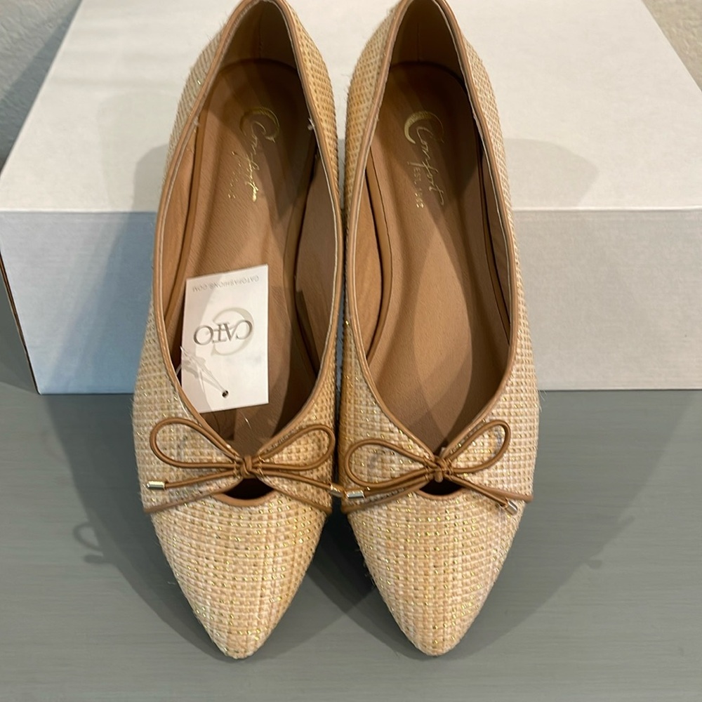 Comfort Women’s Size 8 fabric Cream w Gold Toe Bow Ballet Flats New